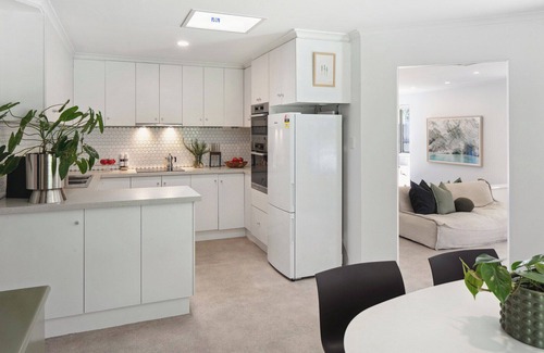 Cottesloe House | Azure Retreat - garden oasis