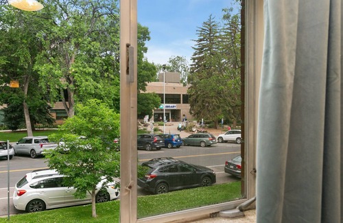 Old Town Condo | Azure Suite Walkable Old Town Condo w/Park View
