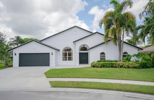 Wellington House | Azure waterfont oasis.