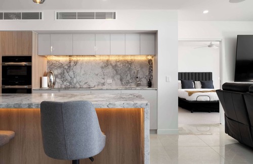 Bokarina Apartment | Azzure Luxe Penthouse - Private Heated Pool + Steam + Gym