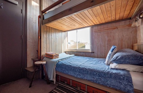 Dartmouth Bed & Breakfast | B&B Bunk Room Above Café Alf Resco in Dartmouth