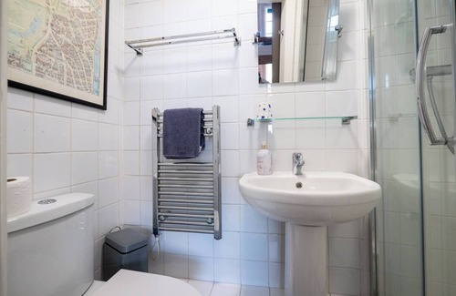 Dartmouth Bed & Breakfast | B&B Bunk Room Above Café Alf Resco in Dartmouth