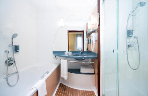 10th Arrondissement Enclos-St-Laurent Hotel | B&B HOME Paris Nord 18ème