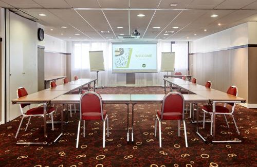 Montigny-le-Bretonneux Hotel | B&B HOTEL Saint-Quentin-en-Yvelines Centre Gare 4 étoiles