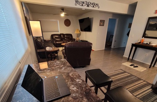 Russian Jack Park House | B&B u-med district near shopping, parks and JBER