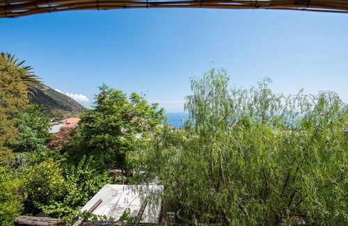 Leni Bed & Breakfast | B&B Villa Pittorino: Master bedroom in Salina cir 19083037C100309