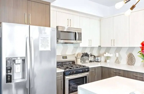 North Hollywood House | B. InstaWorthy NoHo Gem: Near Universal Studios - Hot Tub - BBQ - Free Parking!