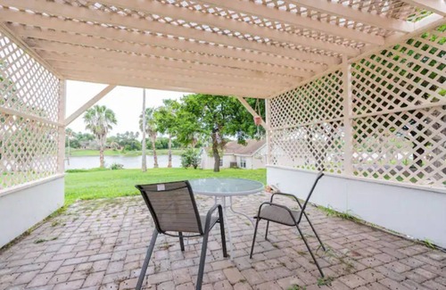 Los Fresnos House | B Relaxing waterfront 3bdrm 2bath countryside home!