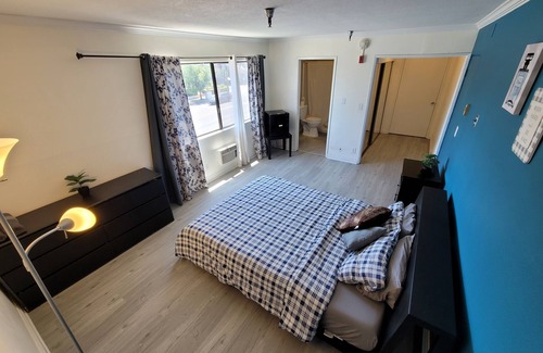 Pico - Robertson Hotel | (B00) Queen Bed Hotel Style Suite