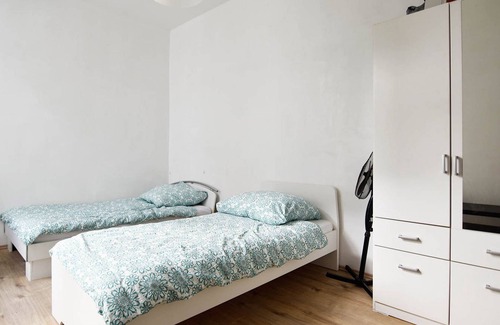 Bergisch Gladbach Apartment | B04 Ferienwohnung Bergisch Gladbach, 85qm, 2 Schlafzimmer, 1 Wohn- /schlafzimmer, Max. 6 Personen