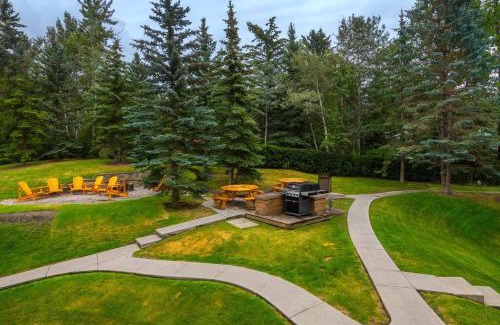 Harvie Heights Apartment | B211 MTN View ground floor town house- 2BD, Sleeps 8, hot tub, free parking, close to Banff