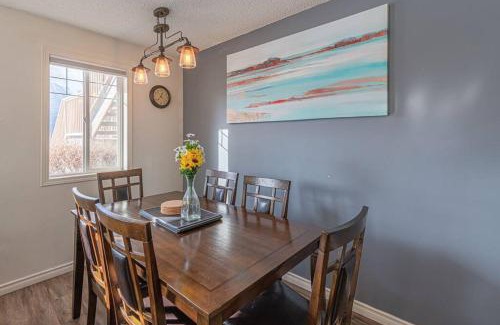 Harvie Heights Apartment | B211 MTN View ground floor town house- 2BD, Sleeps 8, hot tub, free parking, close to Banff