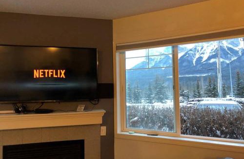 Harvie Heights Apartment | B211 MTN View ground floor town house- 2BD, Sleeps 8, hot tub, free parking, close to Banff