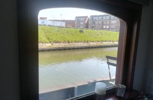 Rooigem Boat Rental | B3 Houseboat in the centre of Ghent, Captain's room