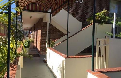 Crawley Apartment | B9 Walk to UWA close to SCGH & CBD