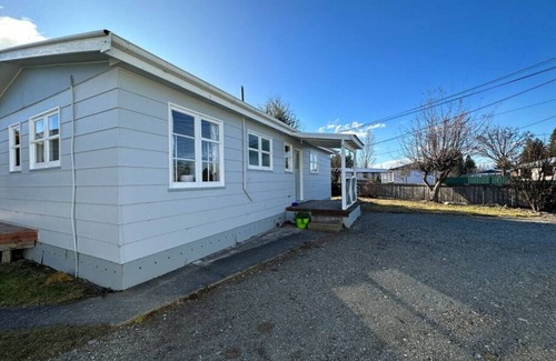 Twizel House | Bach Bliss, Twizel. Free Wifi.