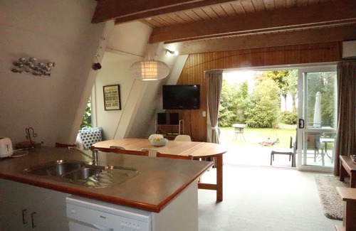 Pukawa Ski Chalet | Bach Pukawa, Lake Taupo. Birds, fishing, pets, wifi, skiing, 5 mins walk to lake