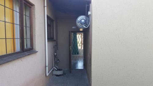 Greater Johannesburg Metropolitan Area Apartment | Bachelor Apartment 2