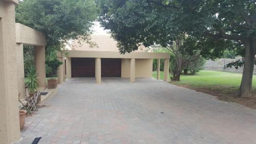 Greater Johannesburg Metropolitan Area Apartment | Bachelor Apartment 2