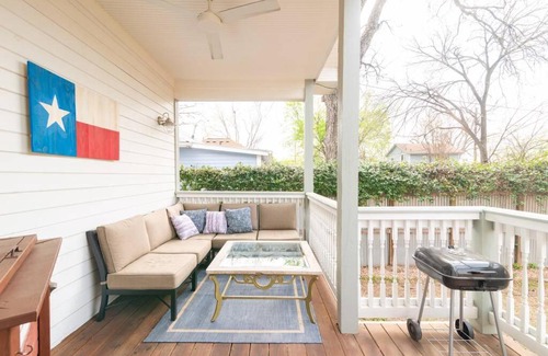 East Cesar Chavez Villa | Bachelor/Bachelorette Weekend in the Heart of ATX
