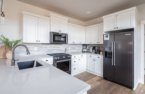 Century West House | Bachelor Bliss - Bend Adventure Awaits! Close to Trails, Shops & Dining + Guest House