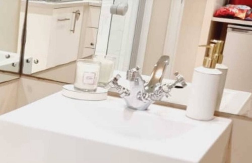 Clifton Apartment | Bachelor Unit , 1.5 Bedroom, 1 Bathroom, Sleeps