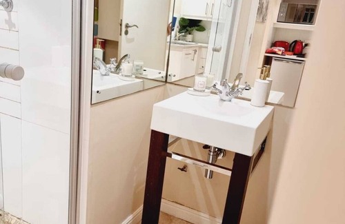 Clifton Apartment | Bachelor Unit , 1.5 Bedroom, 1 Bathroom, Sleeps