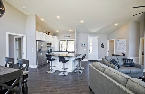 Bella Vista Cabin | Back 40 ENTRANCE in backyard! 15 minutes to entertainment.