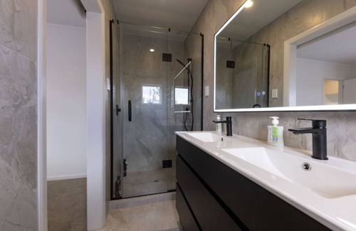 Mount Roskill Apartment | Back House 1564 · The Cottage: 4 Bedroom 3 bath Mount Roskill