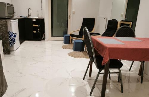 Vogelzang Apartment | BackPackers GELIJKVLOERS-Studio-Slaapkamer-Eetkamer-Keuken 1 ruimte-badkamer en-suite