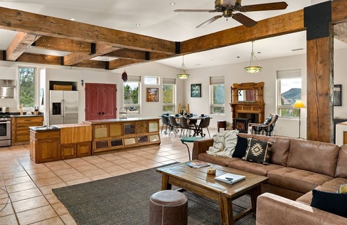 Oak Creek House | Backs to Red Rock Views Gorgeous Home with Hot Tub! Red Rock Wildlife Devils