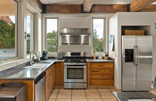 Oak Creek House | Backs to Red Rock Views Gorgeous Home with Hot Tub! Red Rock Wildlife Devils