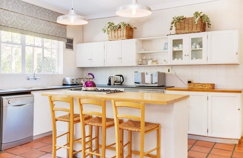 Cape Town City Centre House | Backup Powered Spacious Villa with Table Mountain Views, Private Pool and Garden