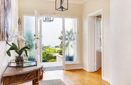 Cape Town City Centre House | Backup Powered Spacious Villa with Table Mountain Views, Private Pool and Garden
