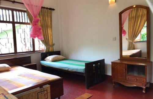 Anniwatta House | Backyard Bed & Kitchen
