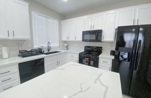 Moreno Valley House | ☀Backyard Canal Access☀ Kayak + 5 Bedroom Home!