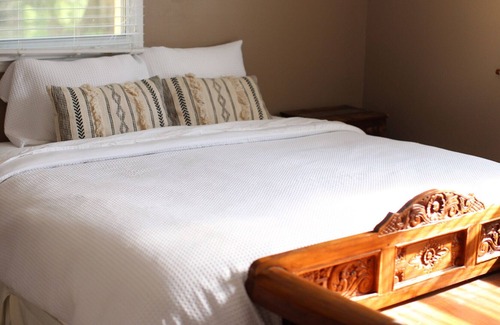 Ruskin House | Backyard Dolphins, 1 Miles to Beach, Sleeps 8, Private Hot Tub, & Full Kitchen