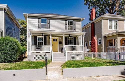 Mosby House | Backyard Fire-Pit, Modern, Roomy, 7 Min Downtown