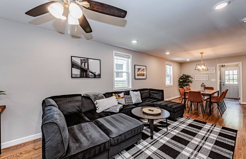 Mosby House | Backyard Fire-Pit, Modern, Roomy, 7 Min Downtown