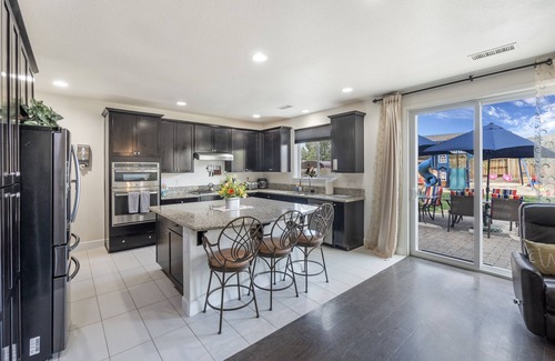 Reno House | BACKYARD FUN! SLEEPS 20. Lake Tahoe 35 minutes!