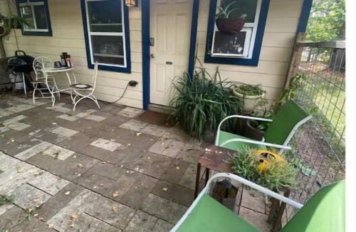 South Manchaca House | Backyard Garden Bungalow