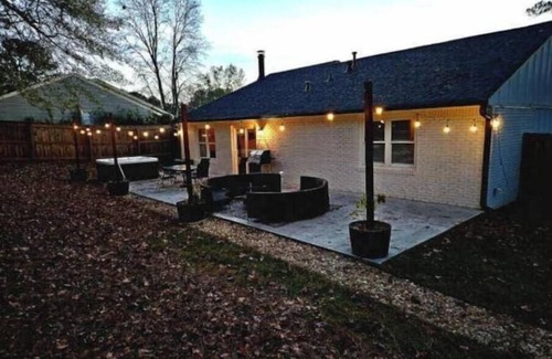 Peachtree City House | Backyard Oasis by Lake Peachtreenn