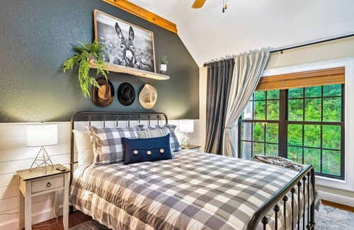 Gatlinburg - Pigeon Forge Cabin | Backyard Oasis|Hot Tub| Fire Pit|WiFi|5m to PF