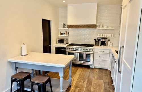 East Cesar Chavez House | Backyard Oasis + Private Pool + Walk to Downtown - Eastside Oasis!