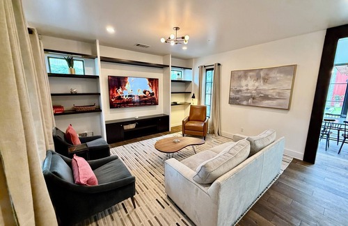 East Cesar Chavez House | Backyard Oasis + Private Pool + Walk to Downtown - Eastside Oasis!