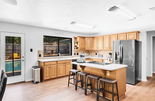 Euless House | Backyard Oasis with Private Pool & Outdoor Lounge