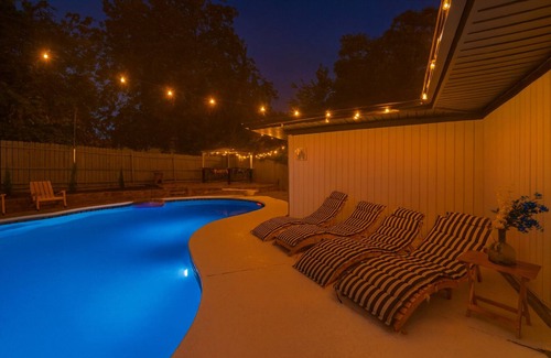 Euless House | Backyard Oasis with Private Pool & Outdoor Lounge