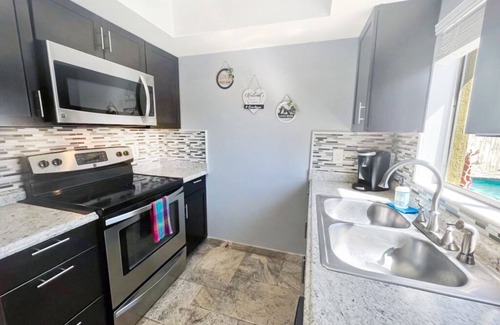 Pinellas Park House | Backyard Paradise - POOL, MINI GOLF & BAR