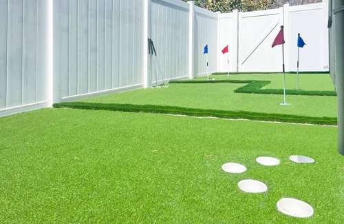 Pinellas Park House | Backyard Paradise - POOL, MINI GOLF & BAR