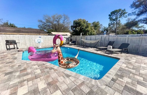 Pinellas Park House | Backyard Paradise - POOL, MINI GOLF & BAR